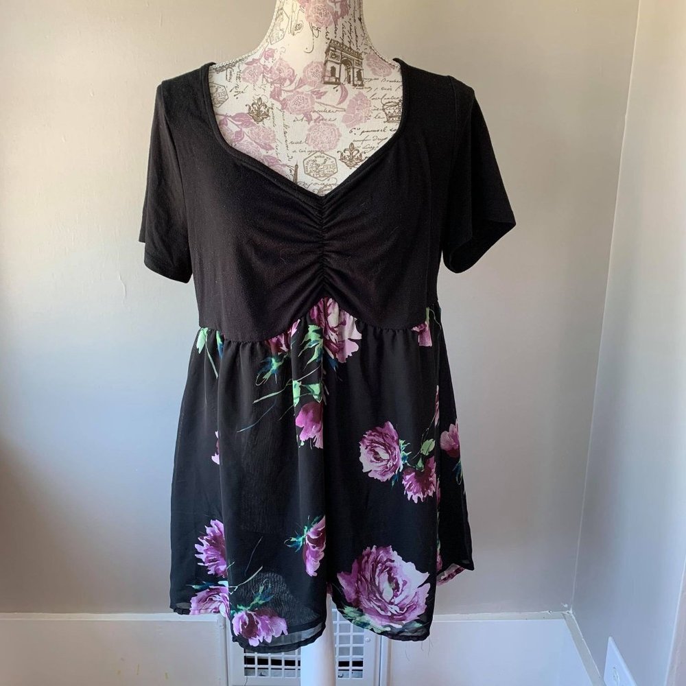 Torrid Black & Floral Tunic Blouse Size 1